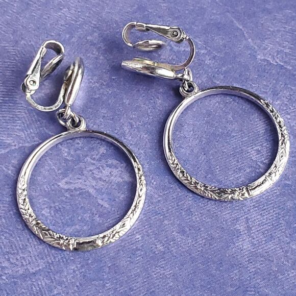 VTG Crown Trifari Silvertone Hoop Earrings Clip on 1” Diam Floral Wreath Signed - Picture 1 of 9